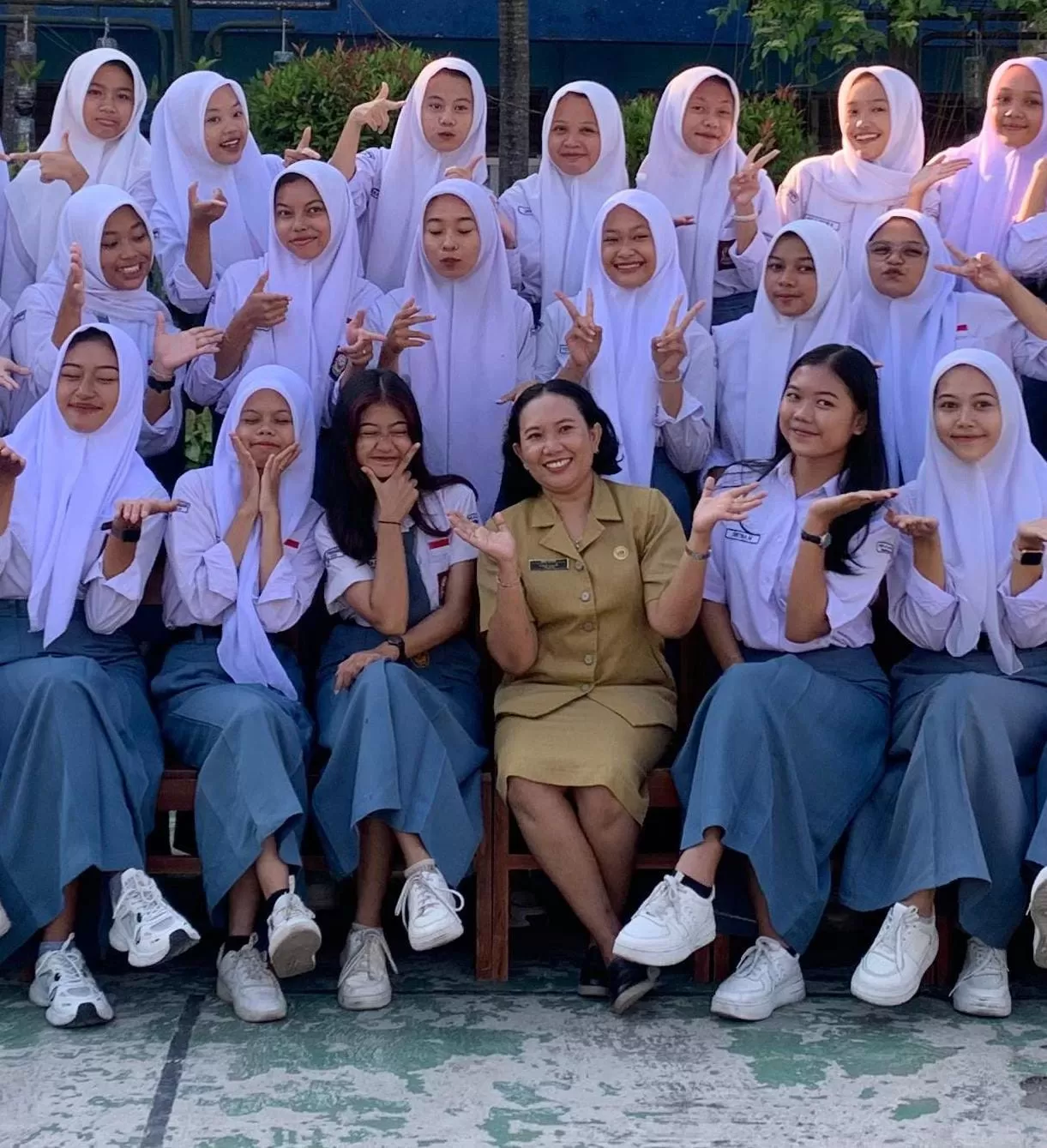  Bekti Lestari S.Pd, MPd akrab dengan muridnya di SMKN 1 Pengasih Kulonprogo.