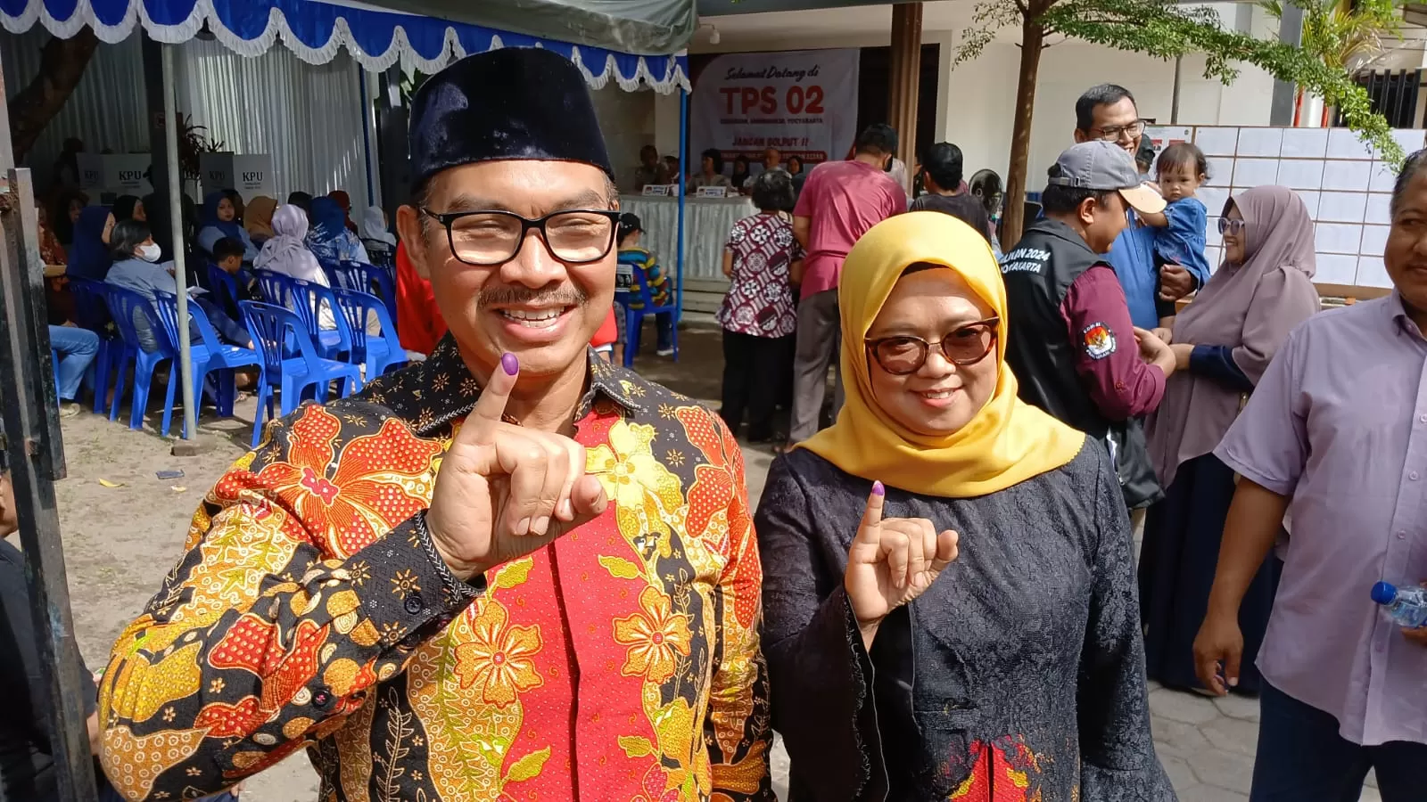 Hasto Wardoyo dan istri setelah memberikan suara (Foto: Istimewa)