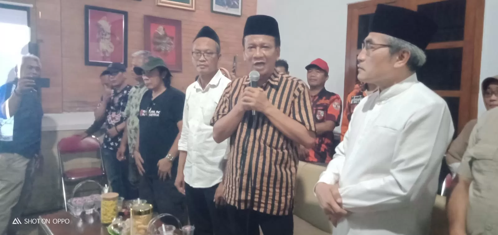Halim Muslih ketika mendapat ucapan selamat  Untoro Haryadi dan Wahyudi Anggoro Hadi (Foto; Istimewa)