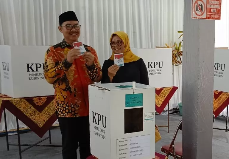 Hasto Wardoyo bersama istri menunjukan kertas kartu suara yang dicoblos. (Foto: Istimewa)