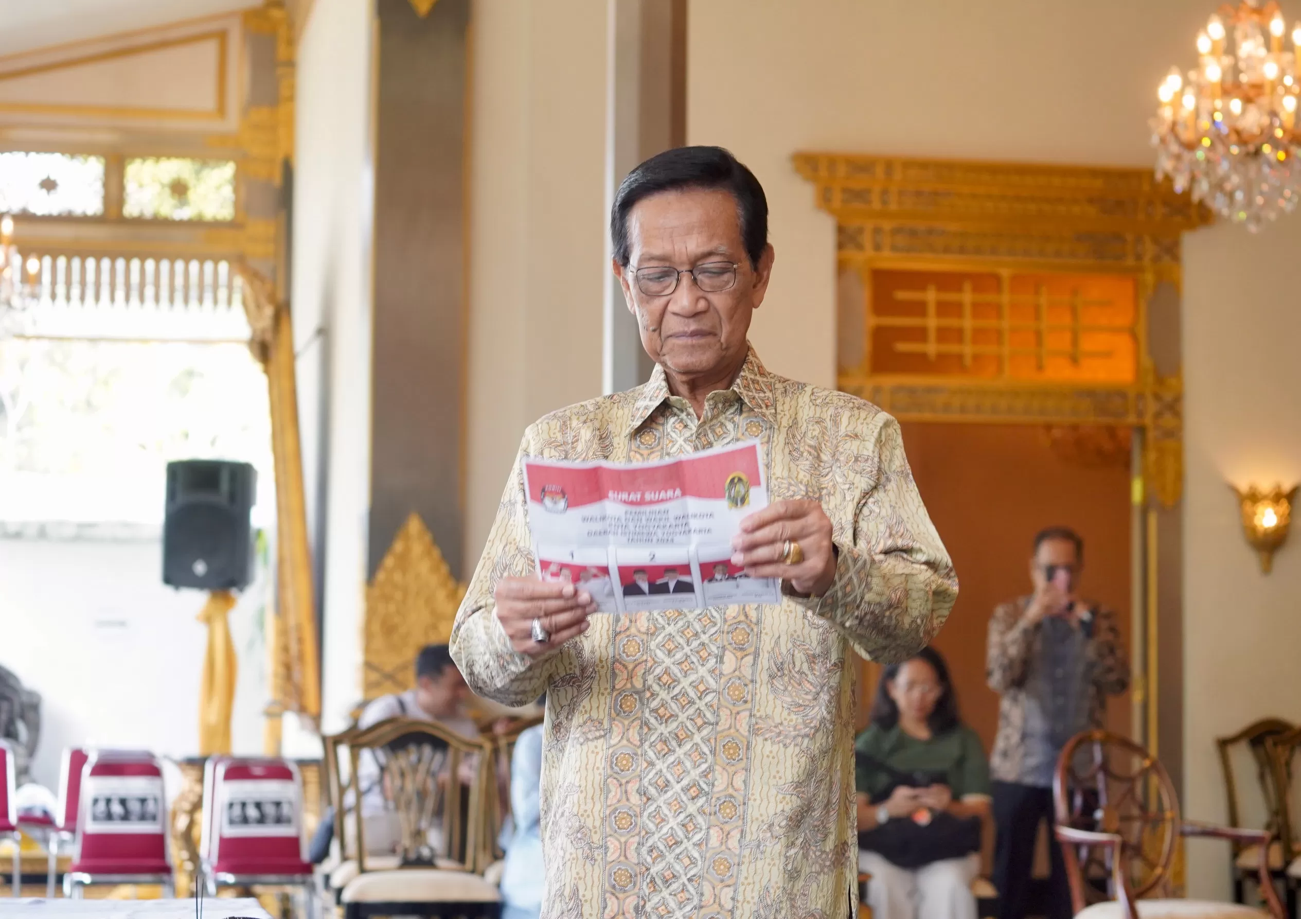 Sultan Hamengku Buwono X saat memeriksa kertas suara Pilkada Kota Yogyakarta (Foto: FX Harminanto)