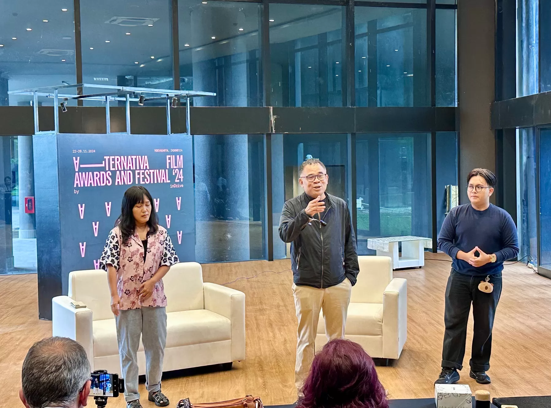 Garin Nugroho bersama tim saat berbincang dengan media nasional dan internasional di GIK UGM (Harminanto)