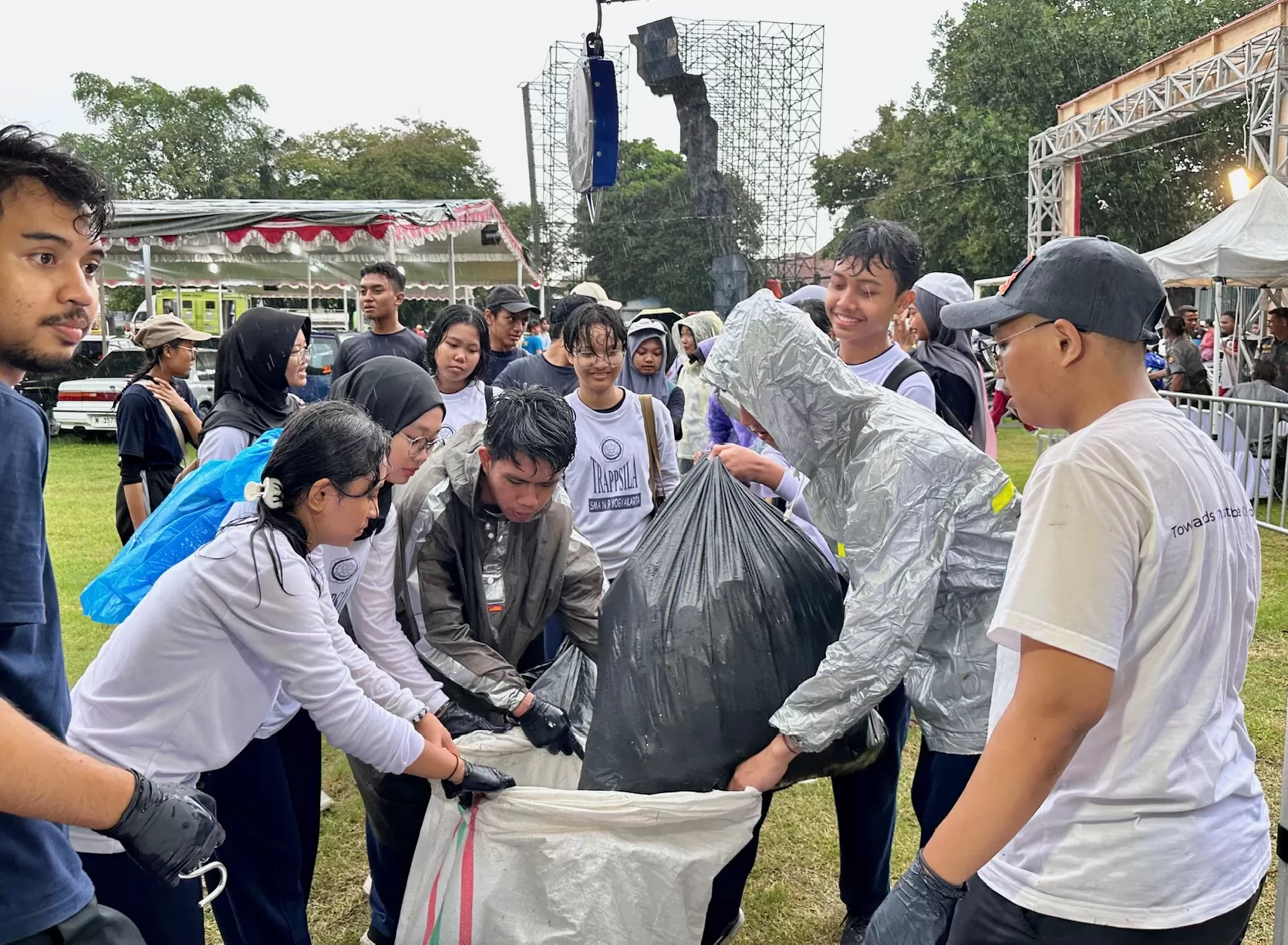   Peserta plogging antusias menimbang sampah yang didapatkan (Harminanto)