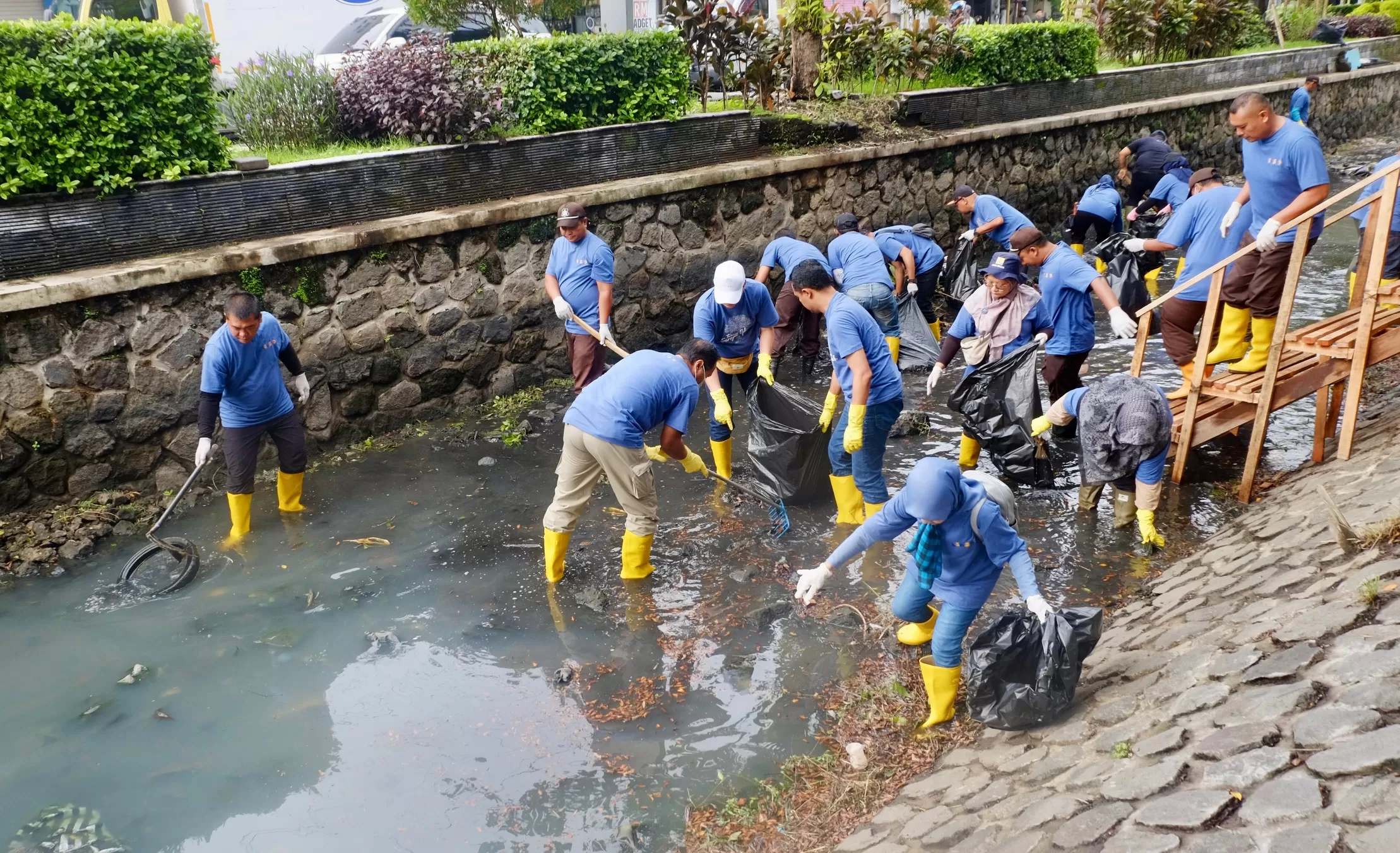 Kegiatan bakti bersih saluran induk Mataram di kawasan Seturan (Harminanto)