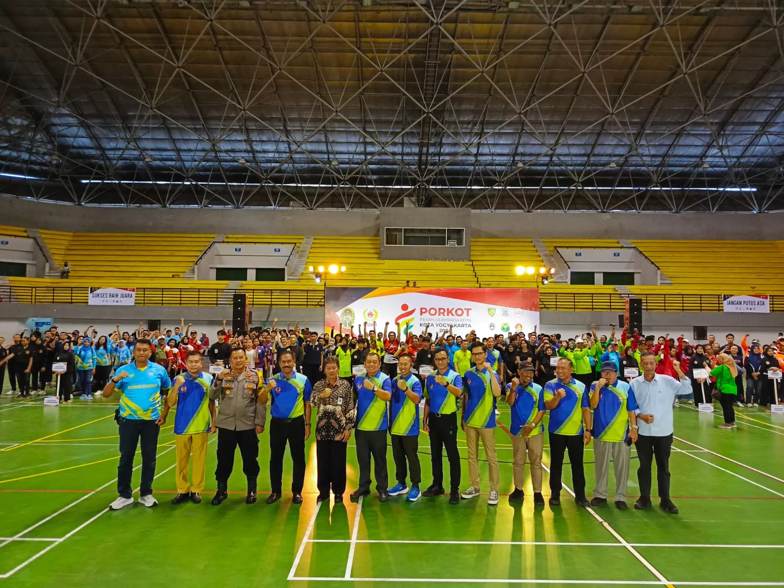  Ketum KONI Kota Yogyakarta, Aji Karnanto SE MM dan Pj Walikota Yogya, Ir Sugeng Purwanto MMA dan undangan berfoto bersama seluruh peserta usai pembukaan Porkot Yogyakarta 2024 di GOR Among Raga, Sela (Foto : Adhitya Asros)