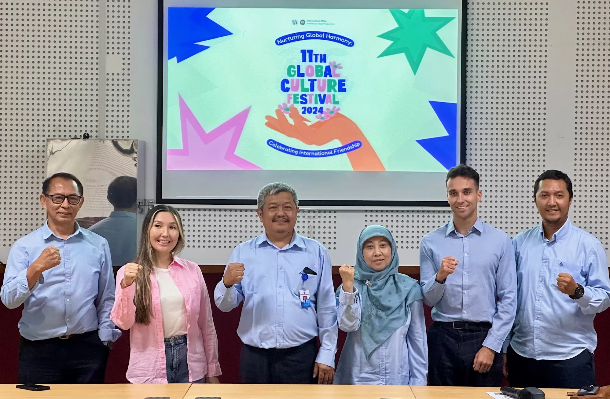 Penyelenggara dari UNY saat berfoto untuk media (Harminanto)