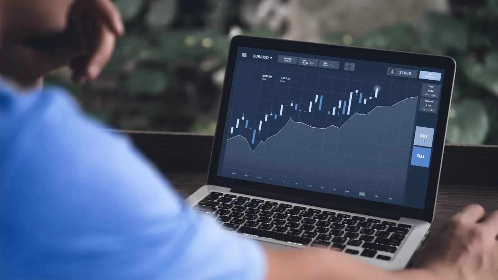 Trader menganalisis pasar dan memantau grafik (Ist)