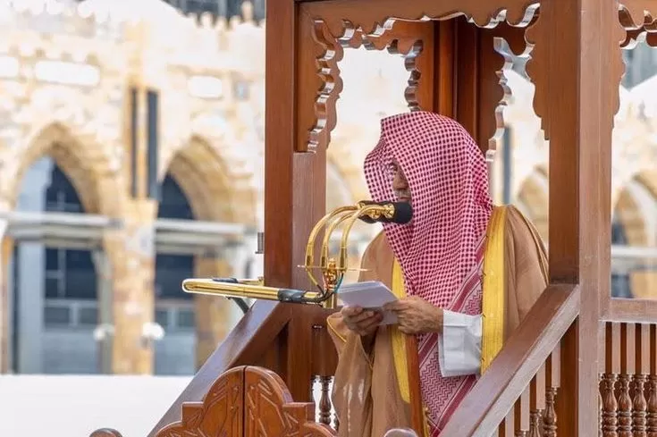 Khatib menyampaikan khutbah Jum'at di mimbar Masjidil Haram (pinterest)