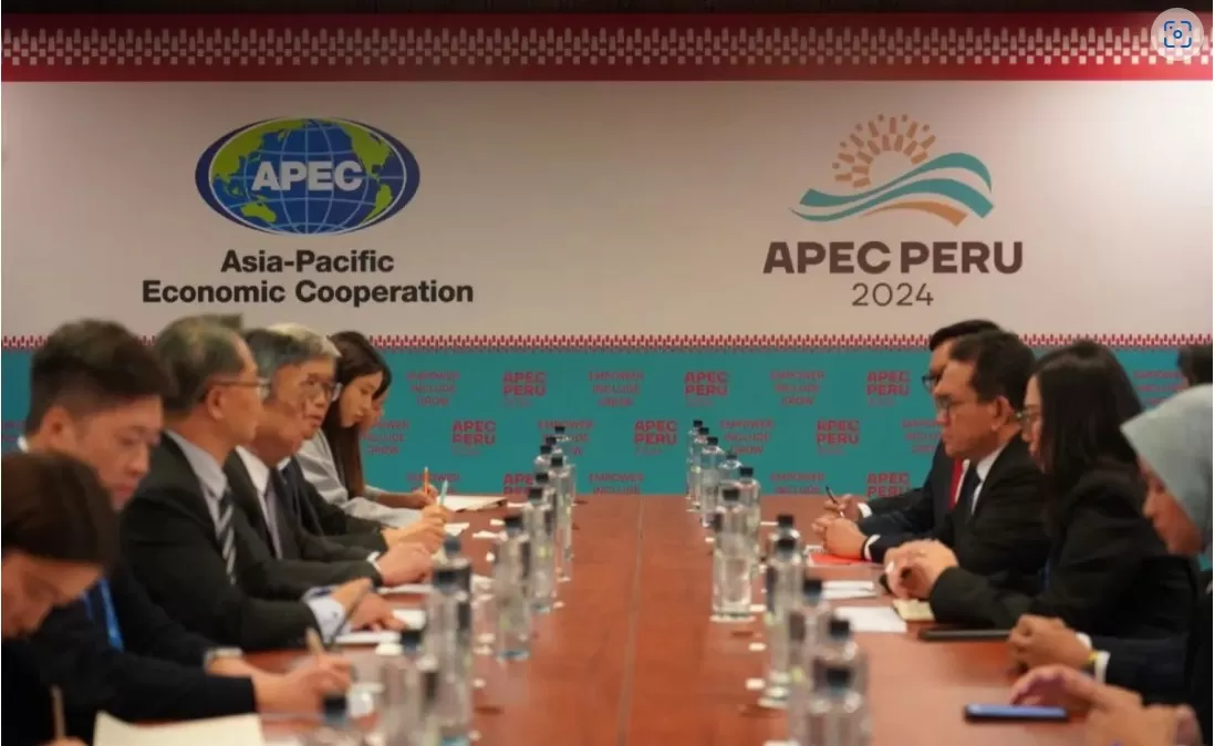   Menteri Perdagangan (Mendag) RI Budi Santoso melakukan pertemuan bilateral dengan Sekretaris Perdagangan dan Pengembangan Ekonomi, Hong Kong, Tiongkok, Algernon Yau, di Lima, Peru, Rabu (13/11/2024) (ANTARA/HO-Kemendag)