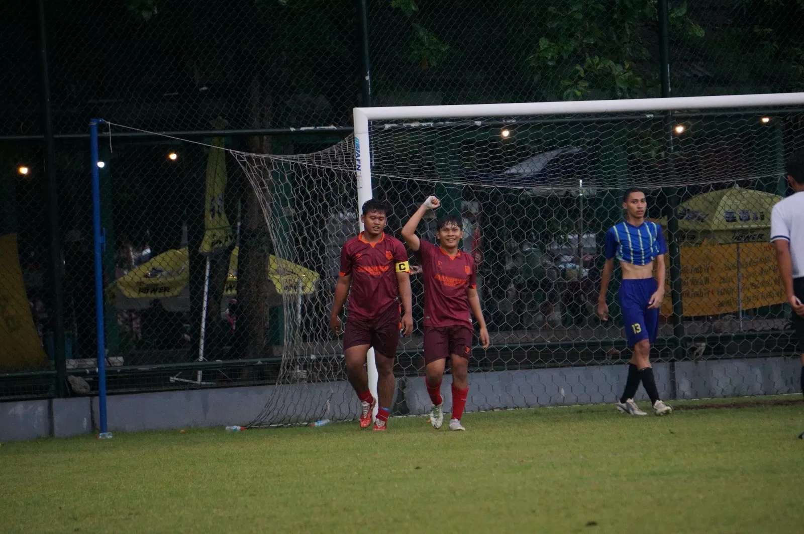 Para pemain Kemantren Danurejan merayakan gol ke gawang Kemantren Jetis dalam laga semifinal Porkot Yogyakarta 2024.  Foto : Adhitya Asros