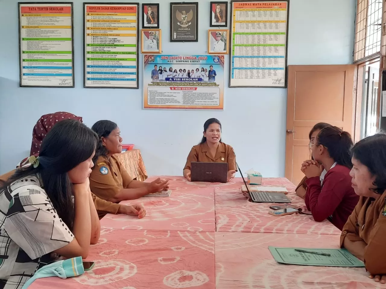 Kepala SDN 040470 Linggajulu, Simpang Empat, Karo, Sumatera Utara, Serma Ulipa Simbolon berdialog dengan para guru  (istimewa)