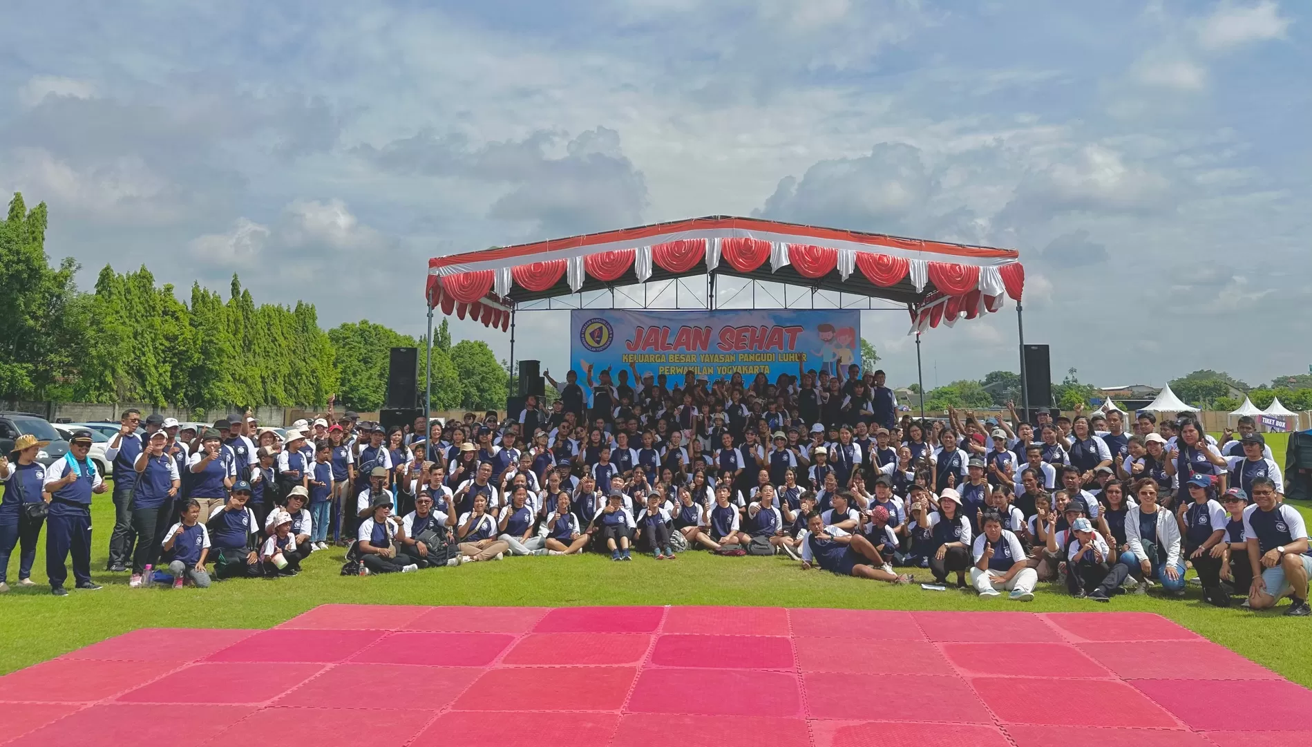   Keluarga Yayasan Pangudi Luhur Yogyakarta saat berfoto bersama (Harminanto)