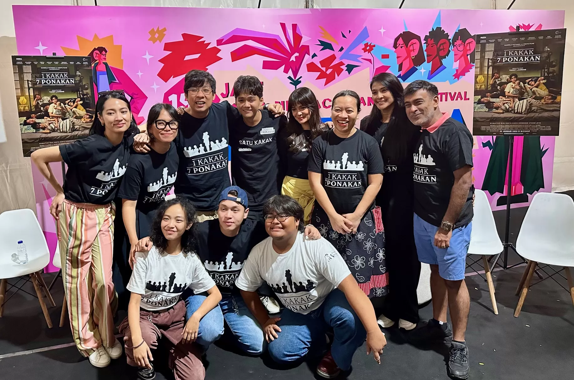    Cast dan tim produksi 1 Kakak 7 Ponakan saat berfoto untuk media    ((Harminanto))
