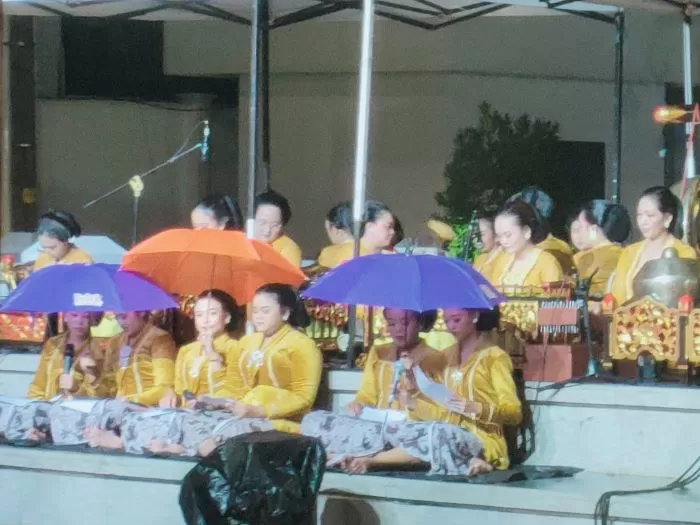 Hujan tidak mengurangi antusiasme penampilan  Pawitikra dari KCB Kotabaru (Juvintarto)