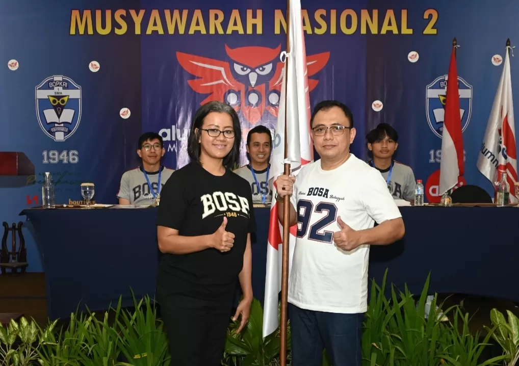 GKR Mangkubumi (kiri) menyerahkan bendera pataka alumni kepada ketua umum terpilih Budi Waljiman. (Ist)