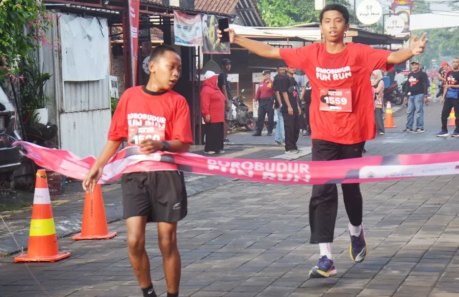 Beberapa saat peserta memasuki garis finsih. (Thoha)