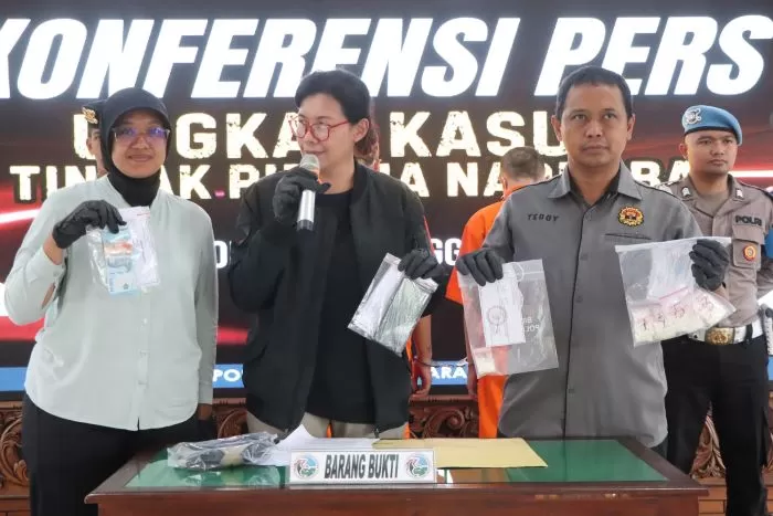 Tersangka beserta barang bukti (Zaini Arrosid)