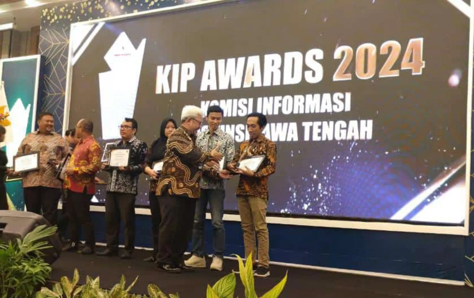  Ketua KPU Karanganyar Daryono menerima KIP award (foto:Istimewa)