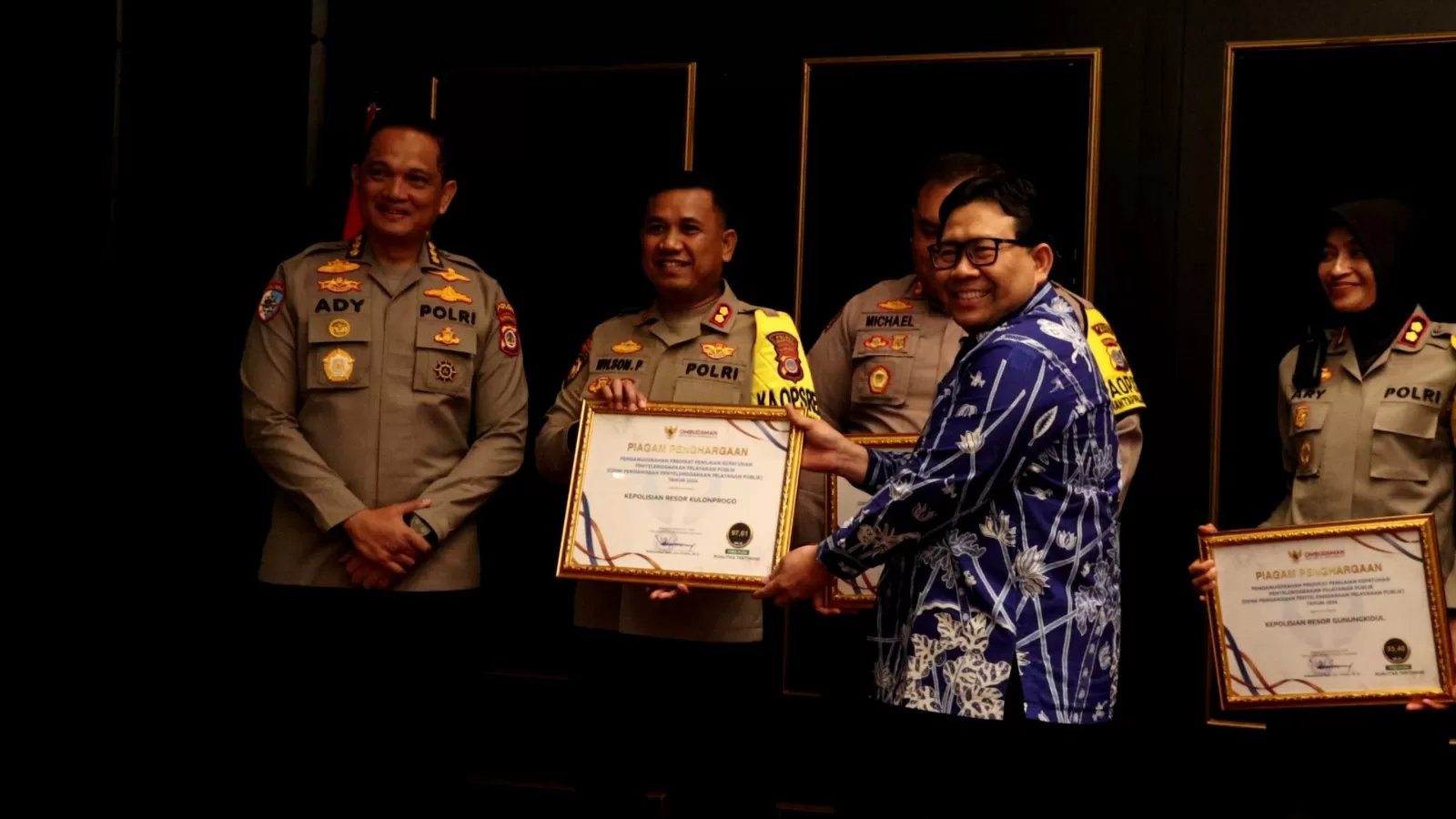 AKBP Dr Wilson Bugner F Pasaribu (kedua kiri) menerima piagam Penilaian Kepatuhan Penyelenggaraan Pelayanan Publik 2024 .  (Ist)