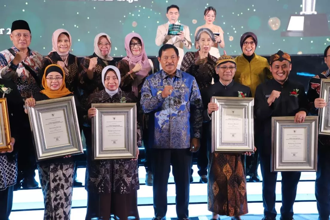 Penghargaan Sanitasi Total Berbasis Masyarakat (STBM) Award Tahun 2024 tingkat Pratama dari Kemenkes RI diserahkan langsung Wakil Menteri Kesehatan, Prof dr Dante Saksono Harbuwono Sp PD-KEMD PhD (Ist)