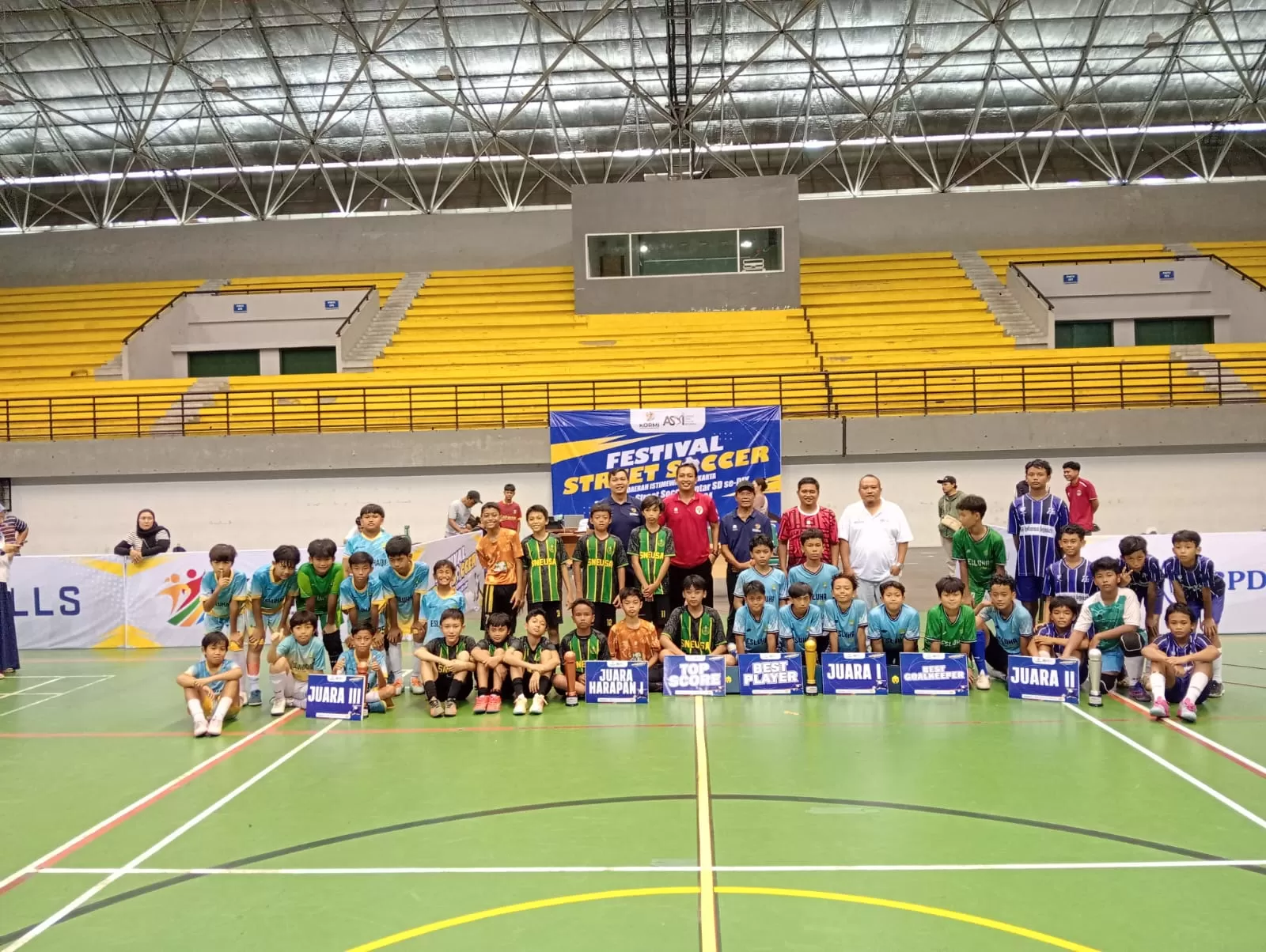   Seluruh tim peraih gelar juara berfoto bersama usai penutupan &nbsp;Festival Street Soccer DIY 2024 di GOR Among Raga kemarin.&nbsp;Foto : Adhitya Asros