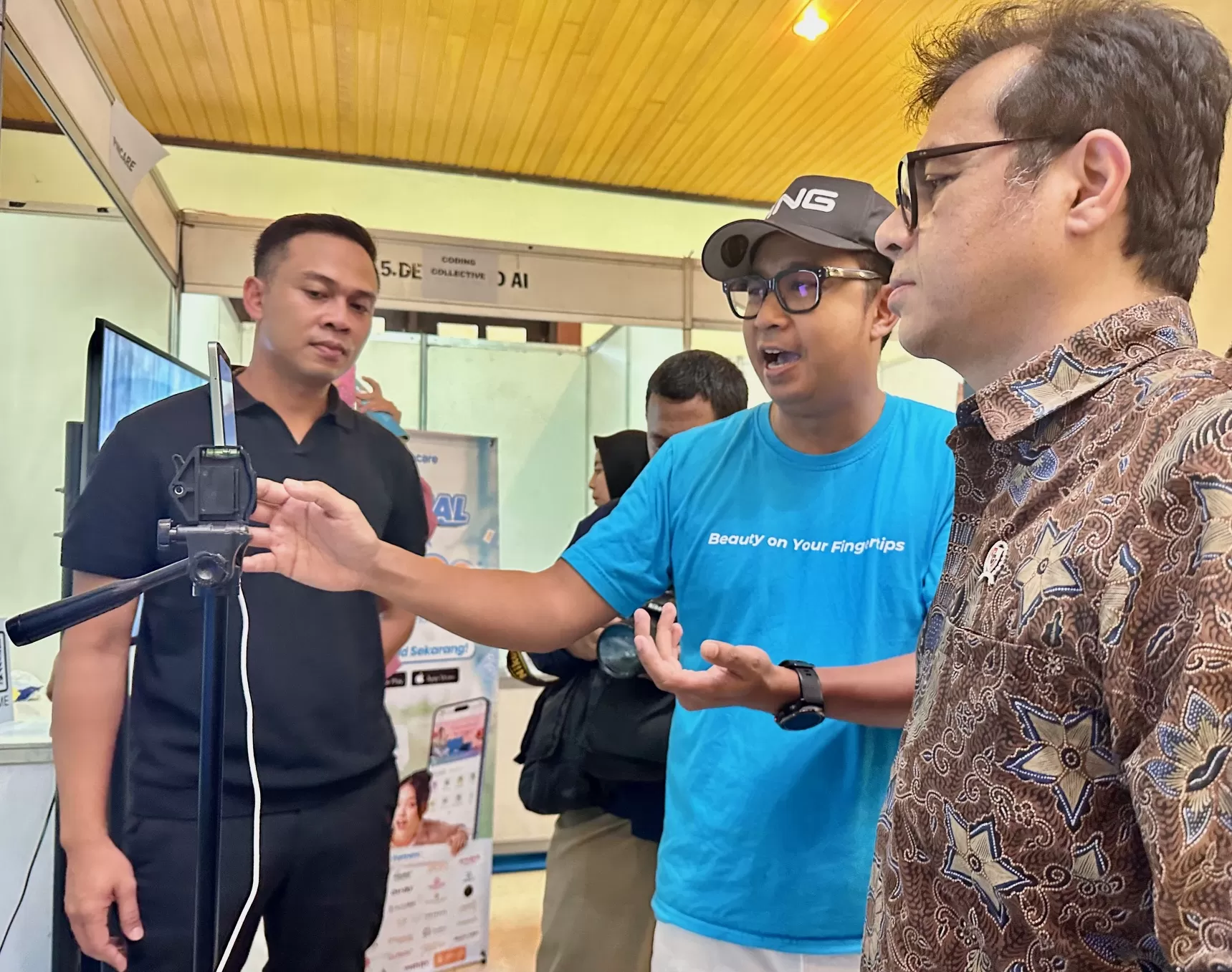 Nezar Patria saat jajal aplikasi AI Pincare (Harminanto) 