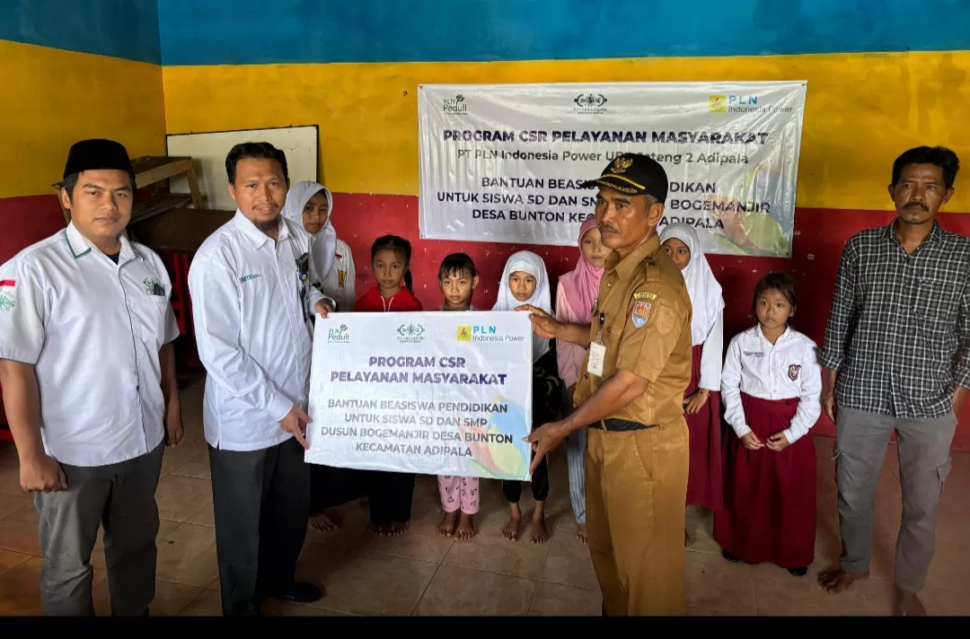 PT PLN Indonesia Power UBP Jawa Tengah 2 Adipala menyerahkan bantuan beasiswa SD SMP.&nbsp;  Photo: Istimewa  &nbsp;