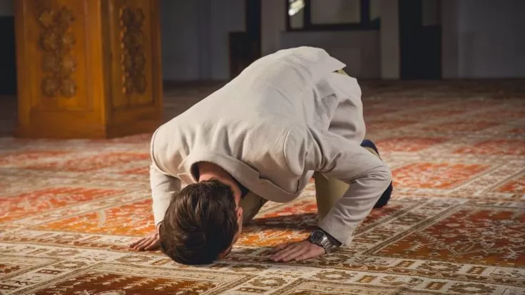 Ilustrasi ibadah salat wajib (pinterest)