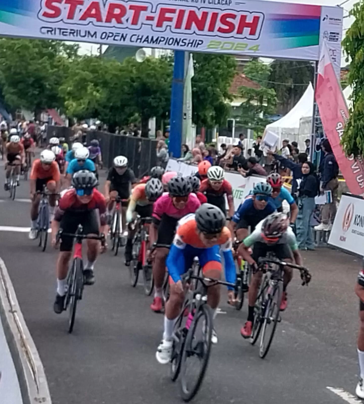 Atles pesepeda saling berpacu pada sirkuit KPI RU IV Cilacap Criterium Open Championship 2024 (R Maksum Noor)