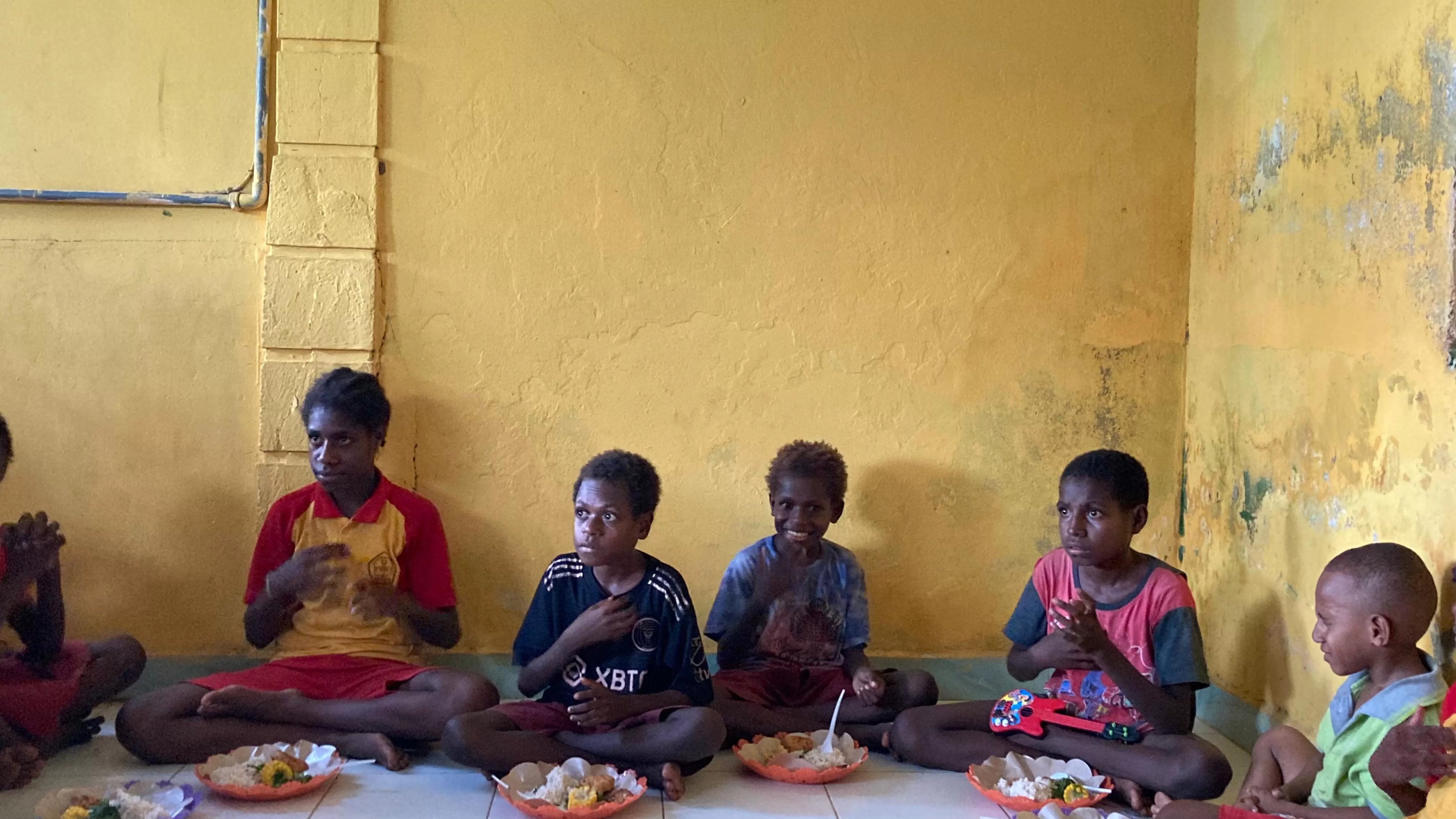 Anak-anak Merauke, Papua antusias menyambut pelaksanaan Program Makan Bergizi Gratis. Dampak dari program ini sangat terasa. Selama masa uji coba yang dilaksanakan KBF Indonesia dan IFSR. (Foto:KBF)