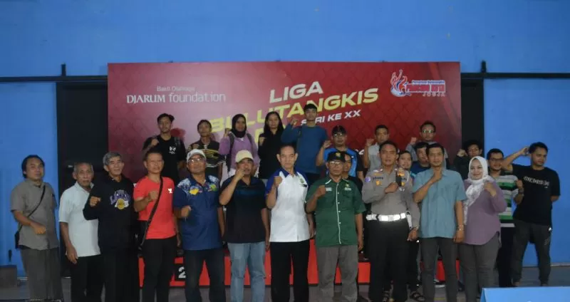 Sukiman, Liem Haryadi, Eko Febrianto (tengah berdiri) bersama tim ofisial peserta seusai acara pembukaan ( Foto: Abrar Koto)