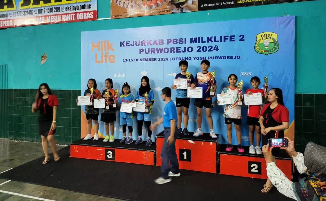 Antusiasme Kejuaraan Kabupaten (Kejurkab) Persatuan Bulutangkis Seluruh Indonesia (PBSI) Milk Life II Purworejo di GSH Purworejo   (Hendri Utomo)
