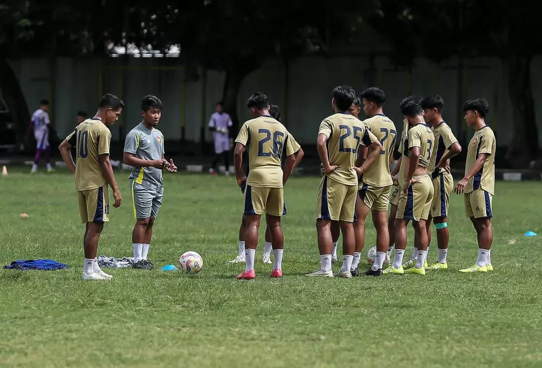 Para pemain Persiba Bantul tengah berlatih untuk persiapan laga kedua kontra Persipani Paniai di Stadion I Gusti Ngurah Rai, Denpasar, malam nanti. (Dok. Persiba Bantul)