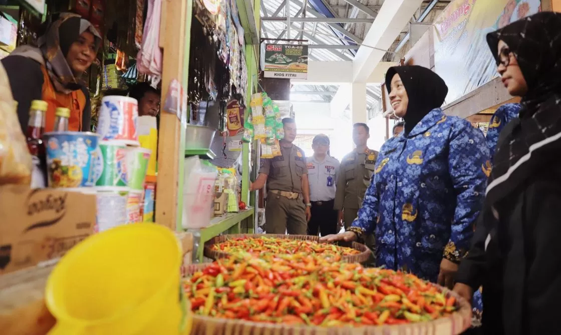   Keterangan: Bupati Purworejo Hj Yuli Hastuti SH, Forkopimda dan dinas terkait saat melakukan monitoring sejumlah kebutuhan bahan pokok.&nbsp;KR-Istimewa