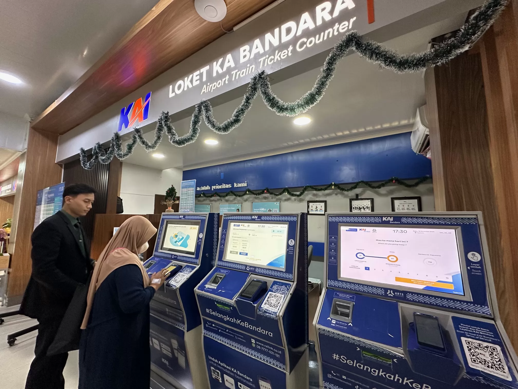   Petugas membantu calon penumpang saat membeli tiket KA Bandara di Stasiun Yogyakarta ( (Harminanto))