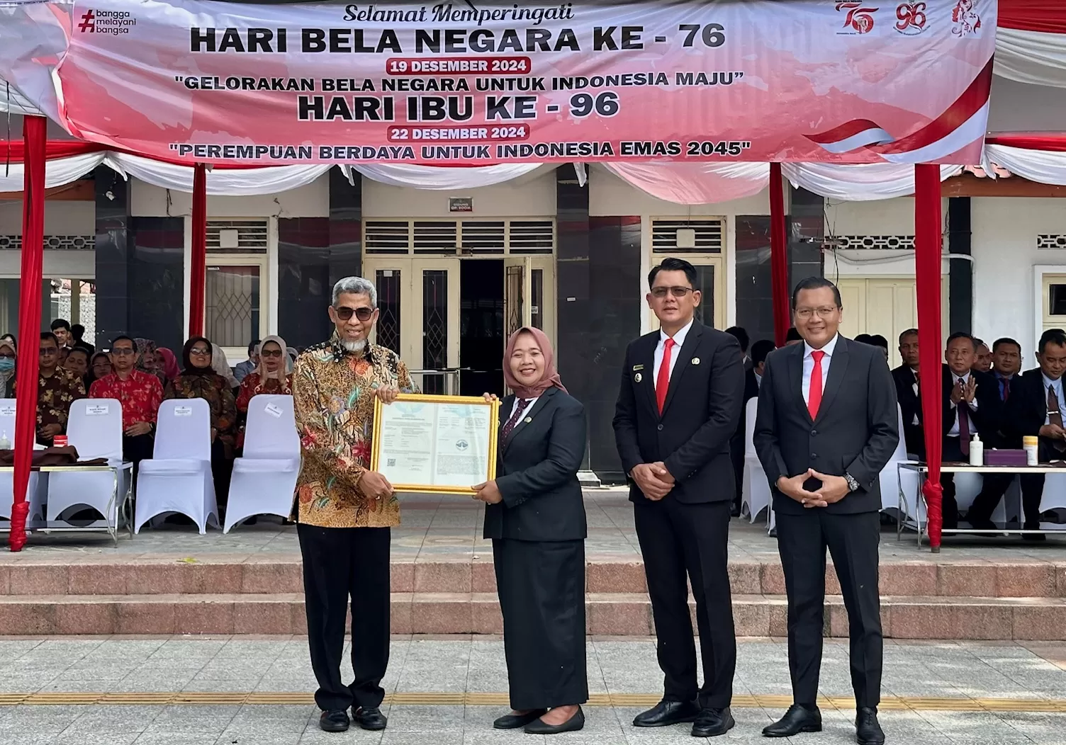 Bupati dan Wakil Bupati Sleman menerima sertifikat dari Kemenkum terkait Indikasi Geografis Kopi Robusta Sleman (Harminanto)   