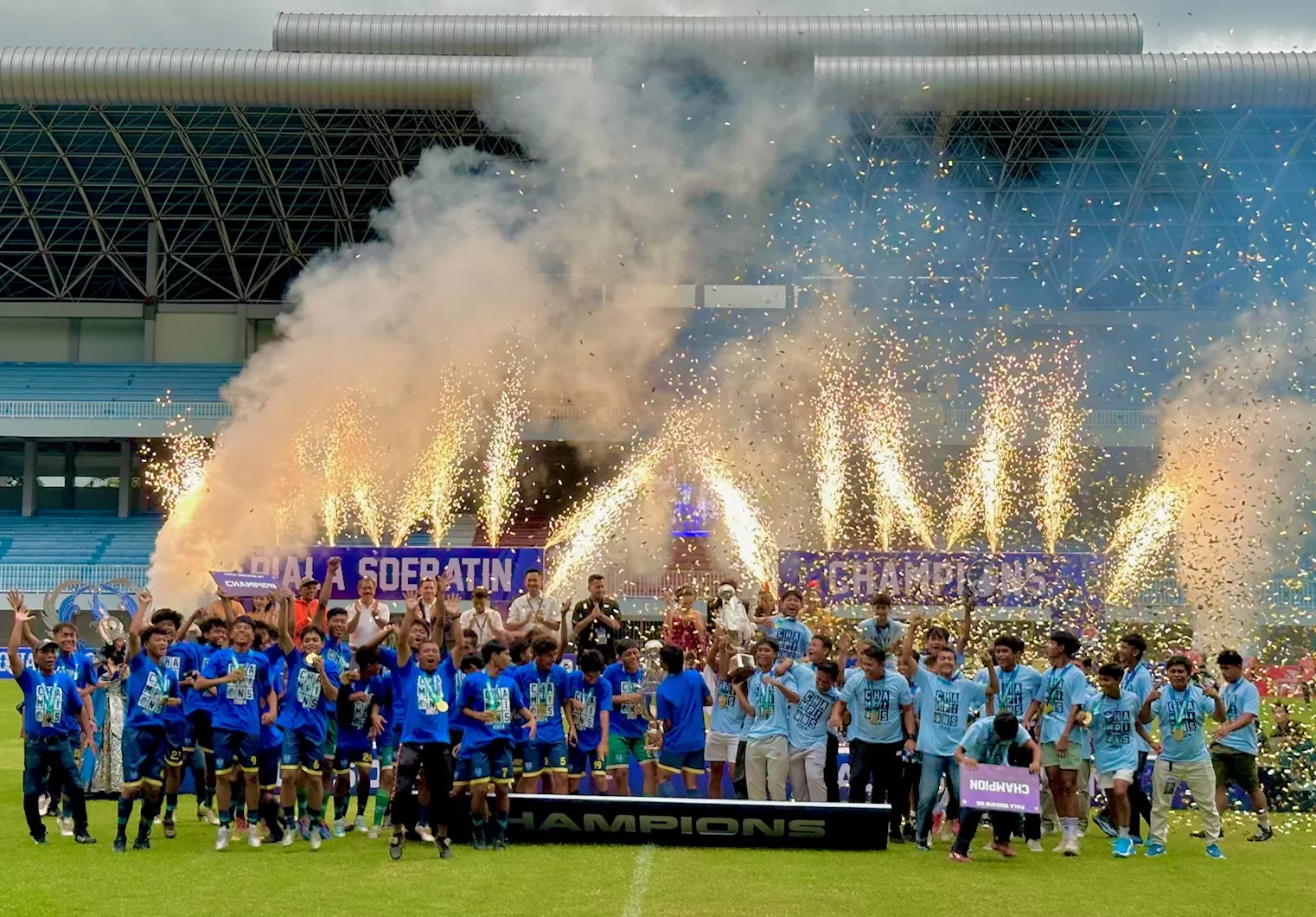  Juara Piala Soeratin U15 dan U17 saat merayakan gelar juara (Harminanto)