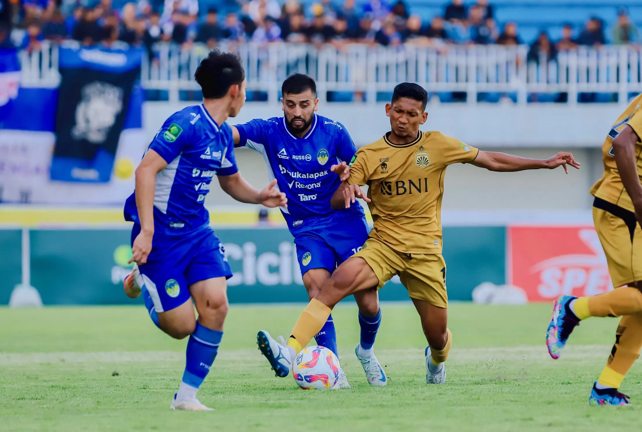 Omid Popalzay berusaha melewati pemain Bhayangkara (Ist)