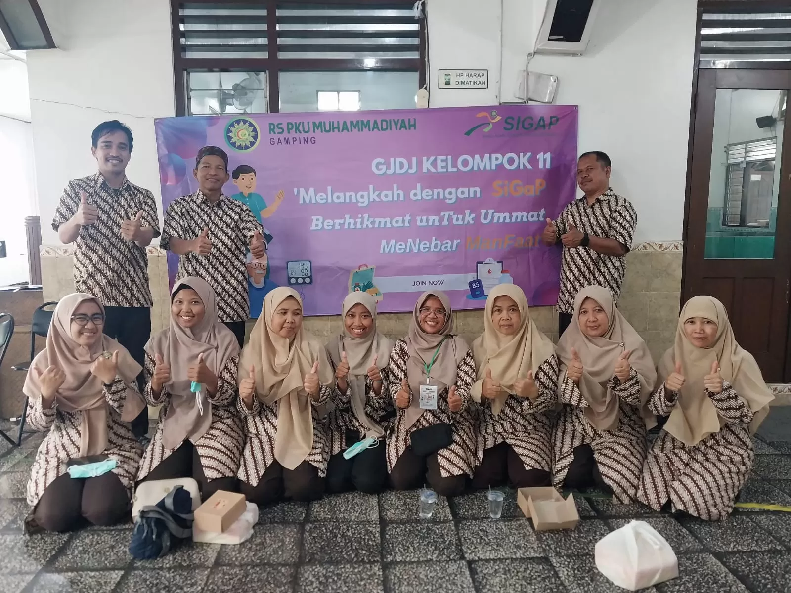 Karyawan RSU PKU Muhammadiyah Gamping yang tergabung dalam GJDJ Kelompok 11 berfoto seusai bakti sosial di Masjid Al Munawaroh Kricak Kidul