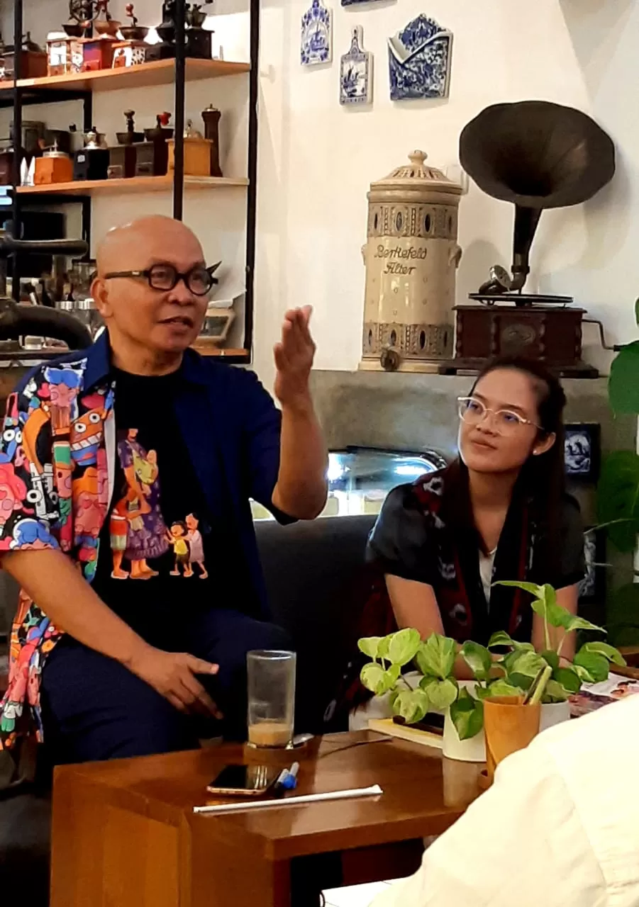  Kang Maman saat diskusi buku &lsquo;...dan janda itu ibuku&rsquo; dipandu moderator Elisha Oscarus Allasso. Foto Khocil Birawa