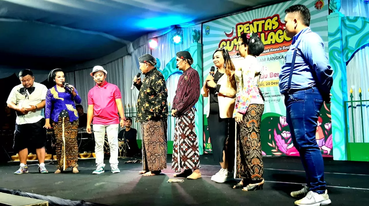 Pentas Guyon Lakon 'Cinta  Ditolak Ibu Bertindak' di lapangan Paseban Bantul. Foto Khocil Birawa