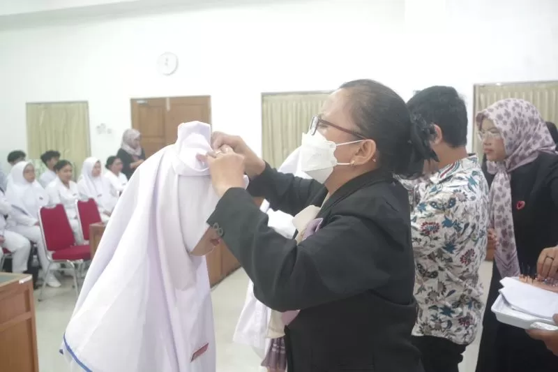 Prosesi pemasangan cap mahasiswa program D3 Kebidanan FIKes Unriyo  (Foto: Istimewa)