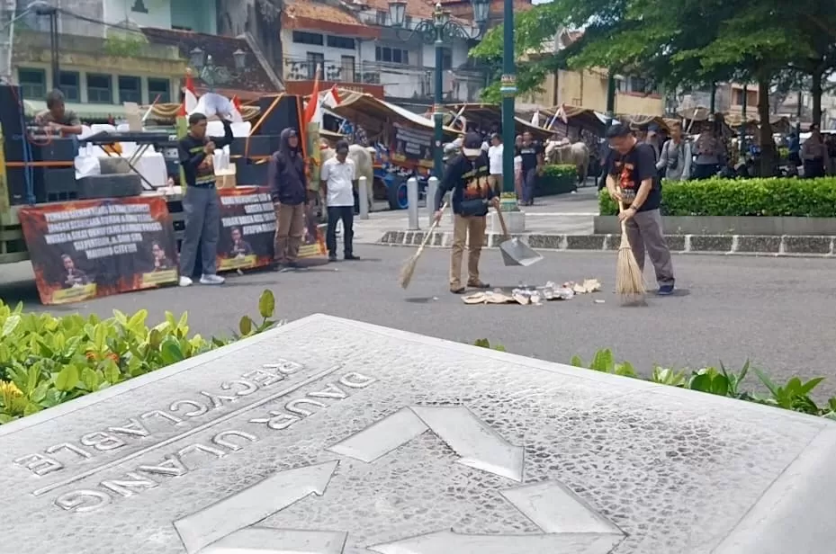 Peserta aksi menyapu sampah di halaman Kepatihan Yogyakarta (Ist)