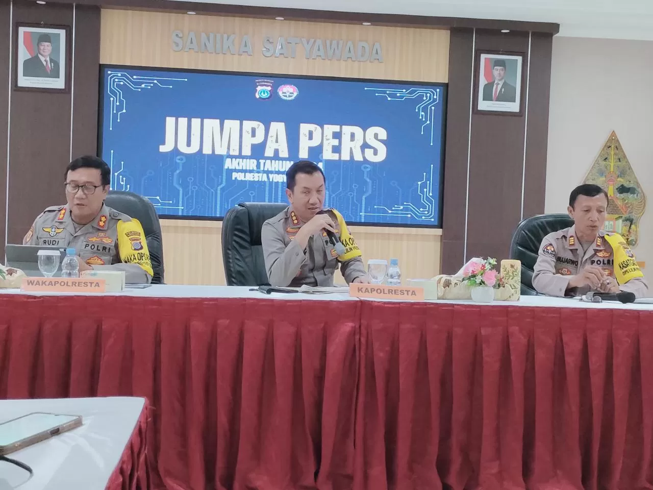  Kapolresta (tengah) saat menyampaikan rilis akhir tahun 2024 bersama jajarannya   (Juvintarto)