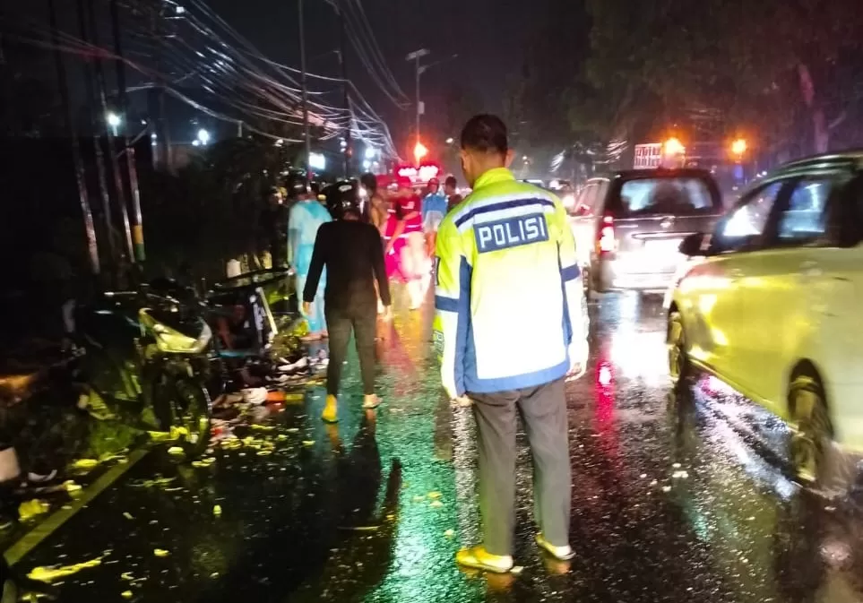 TKP lakalantas sepeda motor tabrak gerobak bakso kayuh.  (Ist)