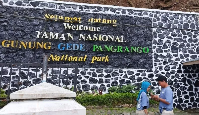 Pintu masuk pendakian Gunung Gede-Pangrango di Taman Nasional Gunung Gede Pangrango, Cianjur, Jawa Barat. (ANTARA/Ahmad Fikri)