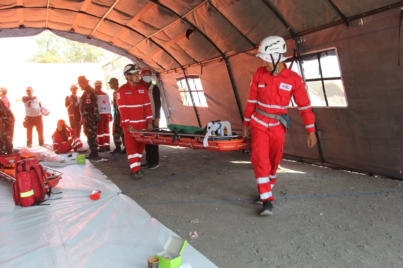 Ilustrasi kegiatan PMI dalam memberikan pertolongan kepada masyarakat.  (Dok. PMI DIY)
