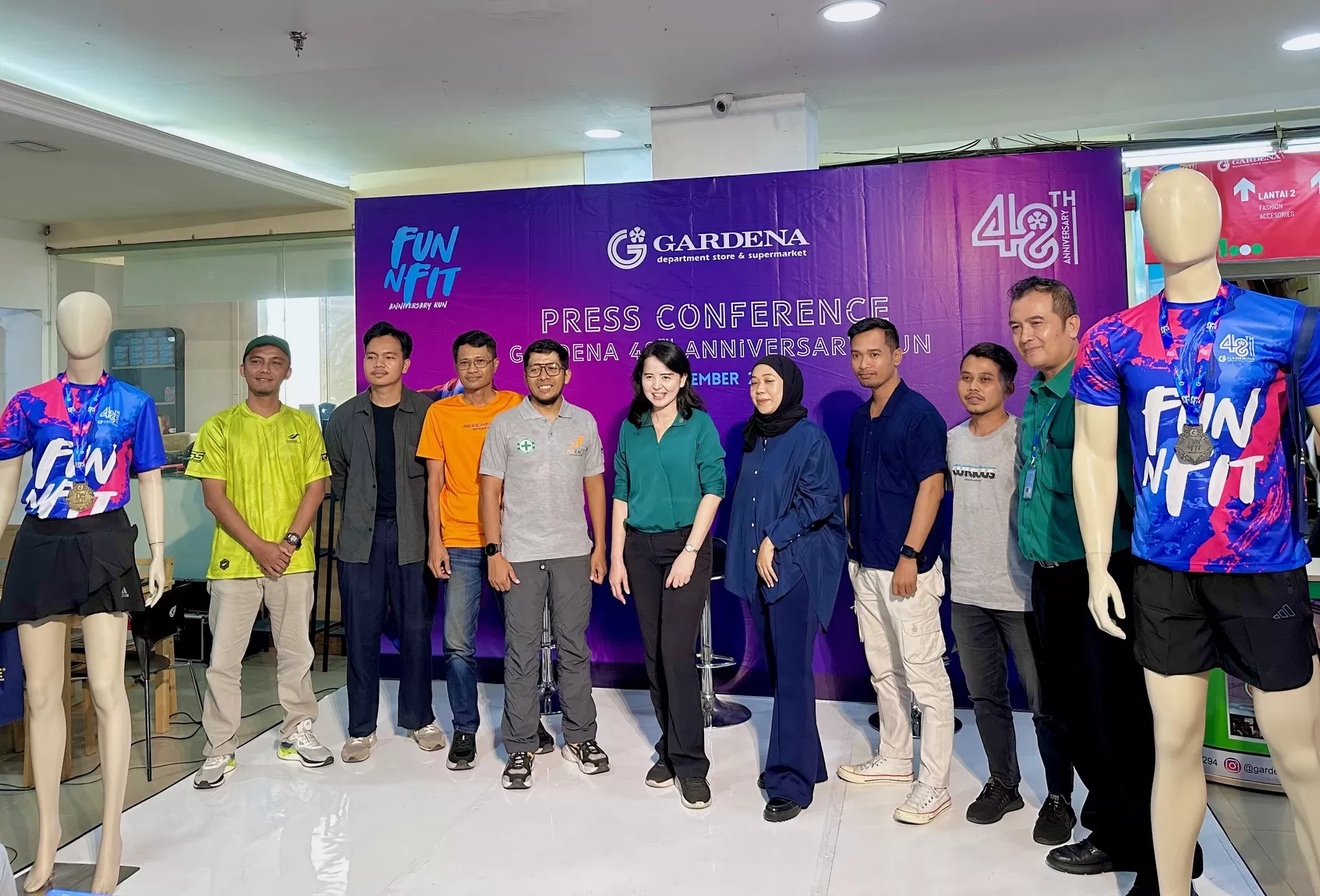 Penyelenggara saat berfoto untuk media (Harminanto)  