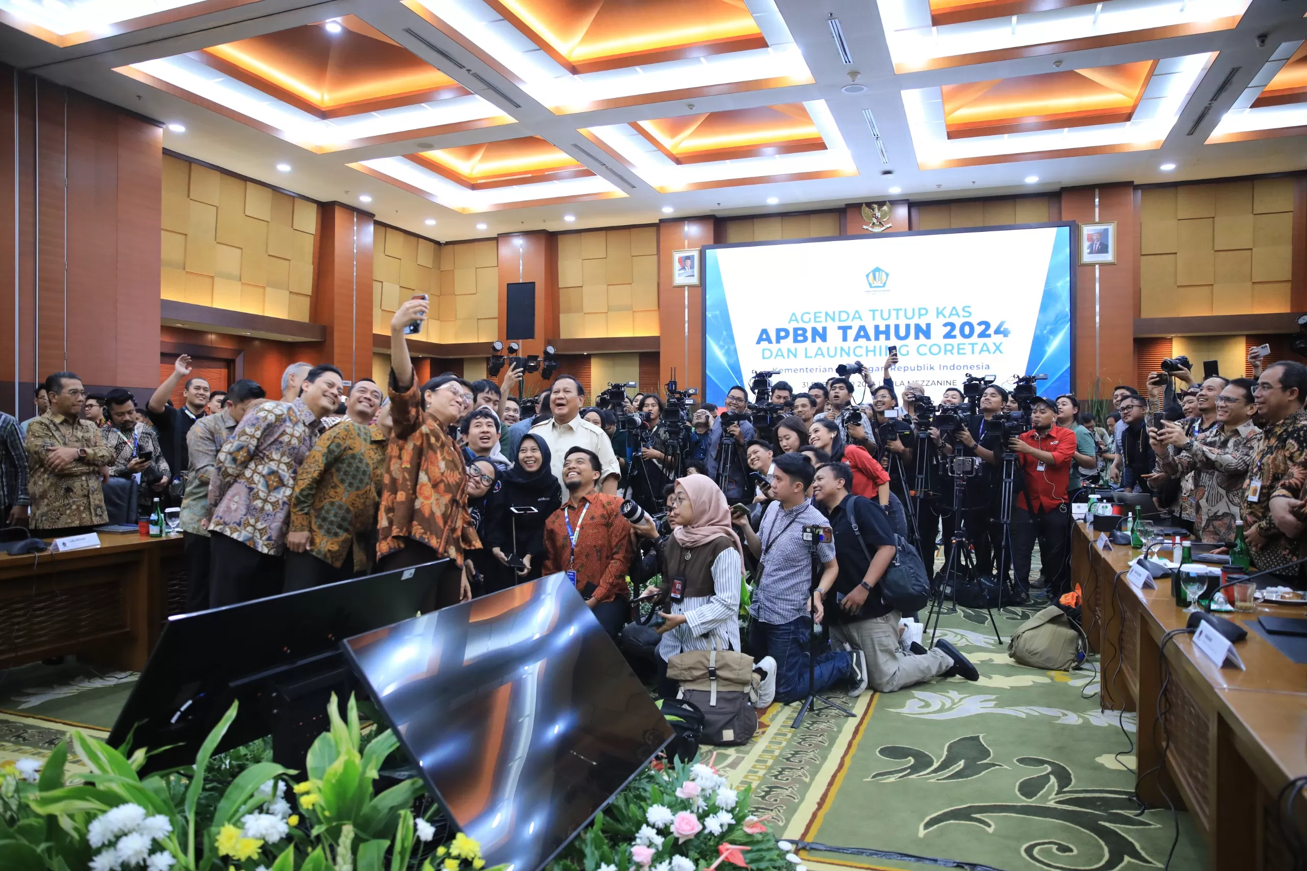 Presiden Prabowo Subianto foto bersama wartawan usai konferensi pers Agenda Tutup Kas APBN Tahun 2024 di Kantor Kementerian Keuangan, Jakarta, Selasa (31/12/2024). (Foto: Kantor Komunikasi Presiden)
