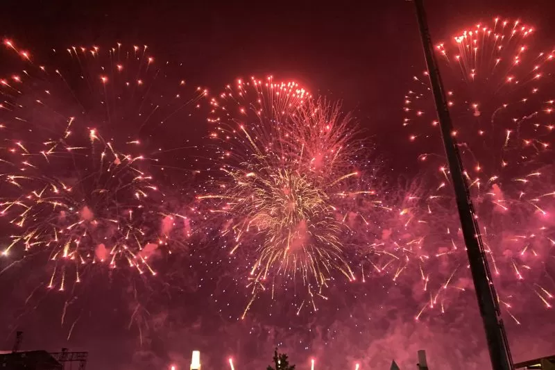 Pengunjung mengabadikan momentum pesta kembang api saat dalam perayaan menyambut tahun baru 2025 di Pantai Carnaval pada Rabu (1/1/2025) dinihari. ( ANTARA/Mario Sofia Nasution)